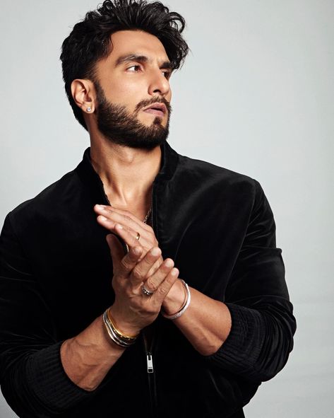 Ranveer Singh Aesthetic, Ranveer Singh Photoshoot, Indian Men Aesthetic, Ranveer Singh Hairstyle, Guy Jewelry, Dp Boy, Indian Things, Deepika Ranveer, Handsome Italian Men