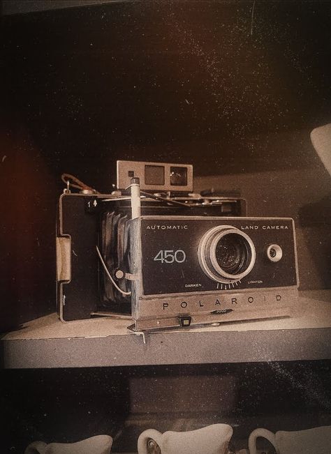 vintage polaroid camera 📷 70s Camera Aesthetic, Old Fashioned Camera Aesthetic, Old Polaroid Camera Aesthetic, Polaroid Vintage Aesthetic, Vintage Polaroid Camera Aesthetic, Vintage Polaroid Pictures, Vintage Polaroid Aesthetic, Polaroid Aesthetic Vintage, Analog Camera Aesthetic