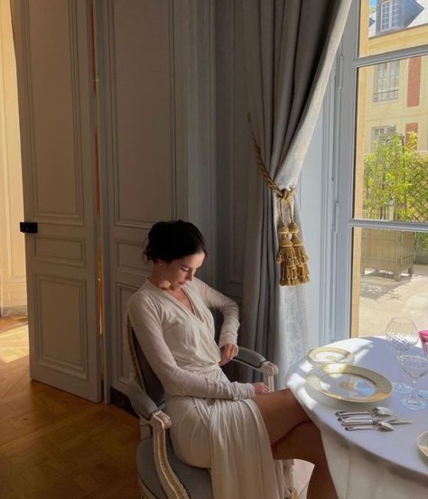 Parisian Lifestyle, Classy Aesthetic, Old Money Style, Princess Aesthetic, Beauty Portrait, Dream Lifestyle, Old Money Aesthetic, Rich Girl, Feminine Energy