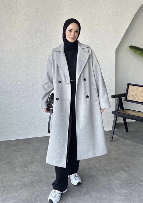 Grey Track Pants Outfit Women, Light Grey Coat Outfit, Tomboy Winter Outfits, Grey Winter Outfit, Grey Coat Outfit, Modest Winter Outfits, Long Coat Outfit, Track Pants Outfit, Black Hijab