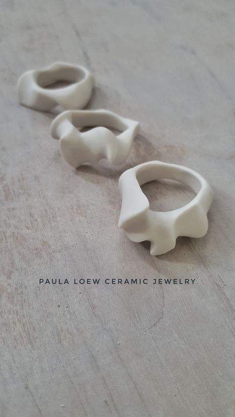 Porcelain Rings Ceramic Jewelry, White Polymer Clay Ideas, Ceramic Rings Jewellery, Ceramic Jewelry Design, Polymer Rings, Porcelain Rings, Polymer Clay Rings, Ring Polymer Clay, Diy Clay Rings