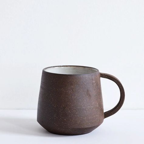 Brown Mugs, Ceramics Pottery Bowls, Sculpture Art Clay, Brown Clay, Wedding Mugs, Ceramic Tumbler, Clay Mugs, Ceramics Ideas Pottery, Art Clay