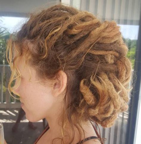 Woman Dreadlocks, Dreadlocks Updo, Dreadlocks Girl, Undercut Haircut, Flat Twist Updo, Beautiful Dreadlocks, Dreadlock Styles, Dreads Styles, Half Updo