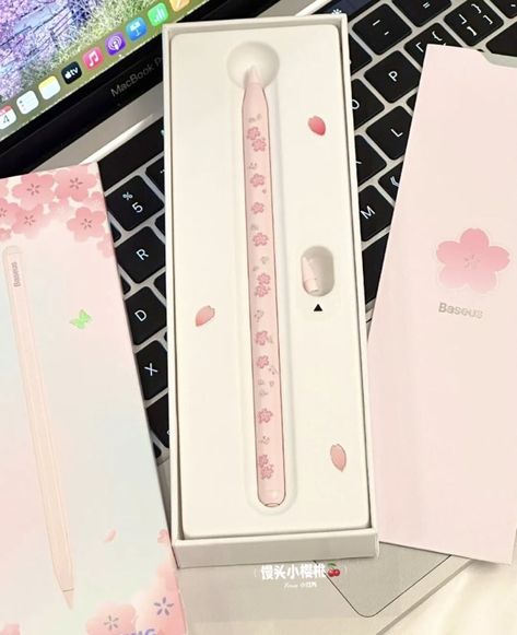 Apple Pencil Case, Pen Cute, Apple Ipad Accessories, Ipad Essentials, Cute Ipad Cases, Apple Pen, Retro Gadgets, Ipad Accessories, Cute Stationary