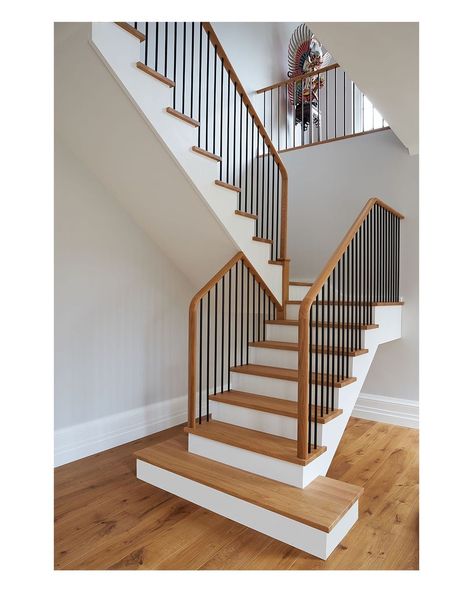 First Step Designs on Instagram: “Contemporary cut string, black iron spindles and a custom curved continuous handrail. Finished with a huge feature square step. #design…” Curved Handrails For Stairs, Modern Metal Stair Railing, Staircase Handrail Ideas, Handrails For Stairs, Design Stairs, Metal Stair Railing, Iron Spindles, Staircase Styles, Railing Tangga