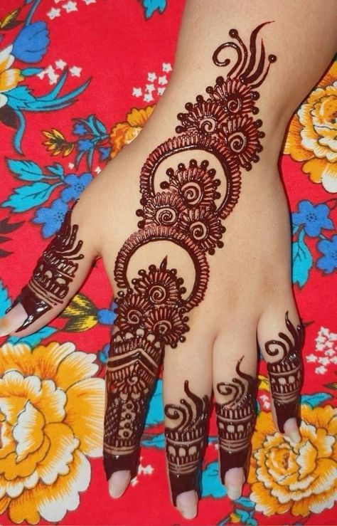 Cute Simple Mehndi Designs, Back Hand Mehndi Simple Designs, Mandhi Design For Girl, Mehndi Ideas Simple, Mehandhi Designs Back Hand, Right Back Hand Mehndi Designs, Mehndi Designs For Girls Hands, Mahindi Design Hands Simple, Best Mehndi Designs Beautiful