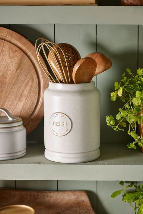 Country Chic Kitchen Decor, Pottery Utensil Holder, Country Kitchen Accessories, Country Chic Kitchen, Pot Image, Kitchen Utensil Storage, Kitchen Wear, Cottage Style Interiors, Kitchen Pots