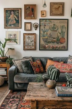 Den Family Room Ideas, Mismatch Furniture In Living Room, 1979 Home Decor, 2024 Apartment Decor, Traditional Living Room Decor, Boho Homes, Interior Design Per La Casa, Boho Trends, Eclectic Living Room