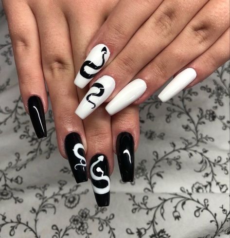 Black And White Gel Nail Designs, White Snake Nails, Marvel Nails, White Gel Nails, Cow Nails, Gel Nails Diy, Simple Acrylic Nails, Dope Nail Designs, Exotic Nails