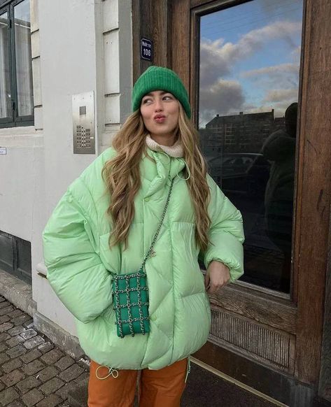 Green Jacket Outfit, Mint Green Jacket, Retro Ski Suit, Mint Jacket, Mint Outfit, Emili Sindlev, Styling Outfits, High Fashion Trends, Ski Holiday