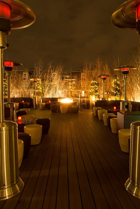 London's rooftop venues are the perfect place to party in summer. Roof Top Party Ideas, Rooftop Party Design, Rooftop Venue Design, Rooftop Party Aesthetic, Rooftop Party Ideas, Rooftop Birthday Party, Rooftop Wedding Reception Night, Terrace Party, Roof Party