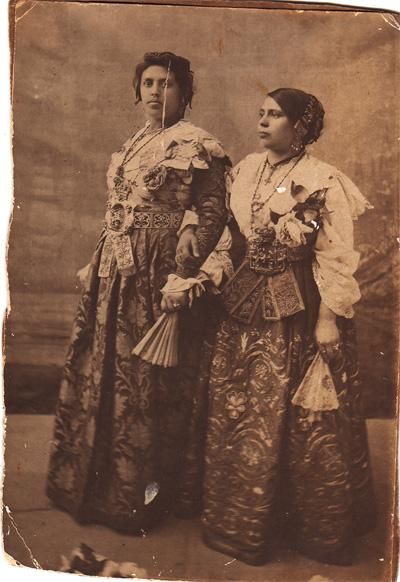 Piana degli Albanesi - Wikipedia, the free encyclopedia Italian Culture Traditional Dresses, Sicilian Clothing, Albanian Traditional, Sicilian Women, Italian Photography, Cultural Anthropology, Folk Clothing, Italian Culture, Folk Costume