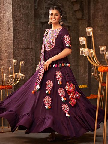 Choli Ideas Lehenga, ચણીયા ચોલી, Chaniya Choli Designs, Garba Dress, Purple Lehenga, Navratri Garba, Mirror Work Lehenga, Navratri Dress, Navratri Chaniya Choli