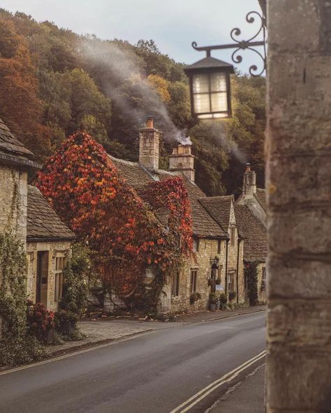 Quiet morning in an English village. - Imgur Fall Wonderland, Autumn Travel, Destination Unknown, Aesthetic Street, Castle Combe, England Trip, Film Locations, English Village, Quaint Village