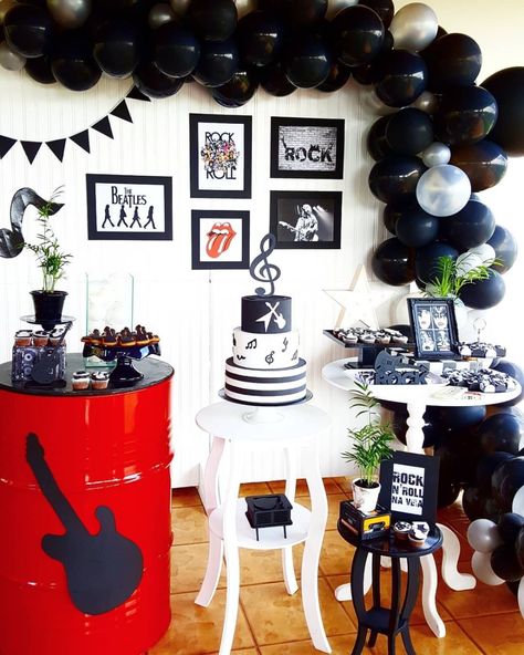 Rock N Roll Table Decor, Rock Roll Party Ideas, Rock And Roll Theme Party Outfit, Rock Star Party Favors, Rock And Roll Theme Party, Rock And Roll Theme, Festa Rock Roll, Rock And Roll Party, Guitar Party