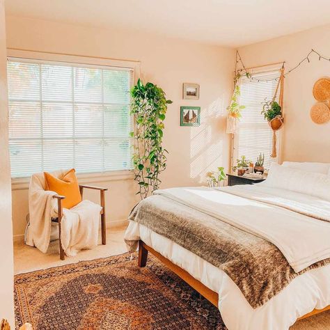 Bedroom Color Combos, Peach Bedroom, Guest Room Colors, Beautiful Bedroom Colors, Stylish Home Office, Best Bedroom Colors, Peach Walls, Orange Bedroom, Western Bedroom