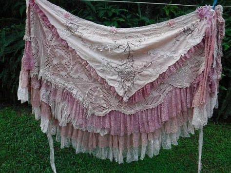 Shabby Chic Outfits, Tattered Skirt, Tablecloth Crochet, Bohemian Wrap, Skirt Diy, Shabby Chic Clothes, Wedding Skirt, Estilo Hippie, Bohemian Skirt