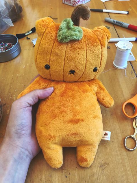 Halloween Plush Sewing Pattern, Pumpkin Stuffed Animal, Pumpkin Plush Diy, Squishmallows Sewing Pattern, Halloween Plush Pattern, Cute Sewing Plushies, Stuffed Animal Making, Halloween Plushies Diy, Sewing Ideas Stuffed Animals