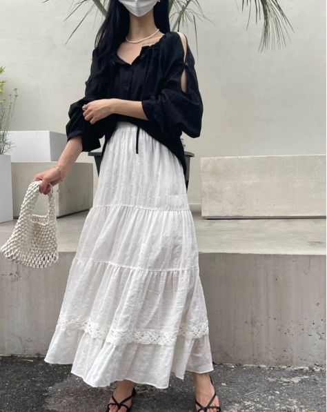 Maxi Skirt Outfit Japanese, Long White Skirt Outfit Modest, White Tier Skirt Outfit, White Maxi Skirt Outfit Modest, White Tiered Maxi Skirt, White Long Skirt Outfit Ideas, Korean Maxi Skirt, Long White Skirt Outfit Summer, White Skirt Outfit Aesthetic