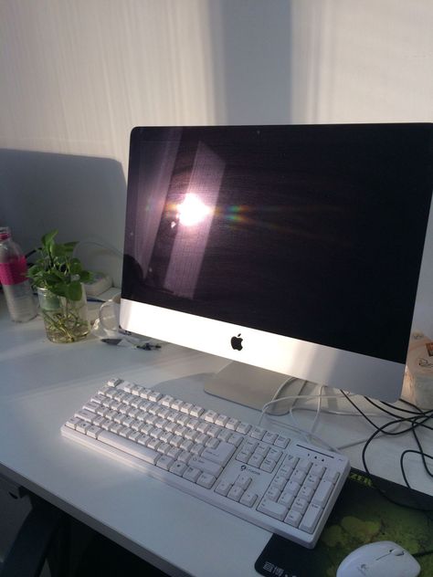 I Mac Apple, Apple Computer Desktop, Imac Desk, Sci Fi Computer, Apple Pc, Imac Laptop, Imac Desk Setup, Apple Mac Computer, Vasos Vintage