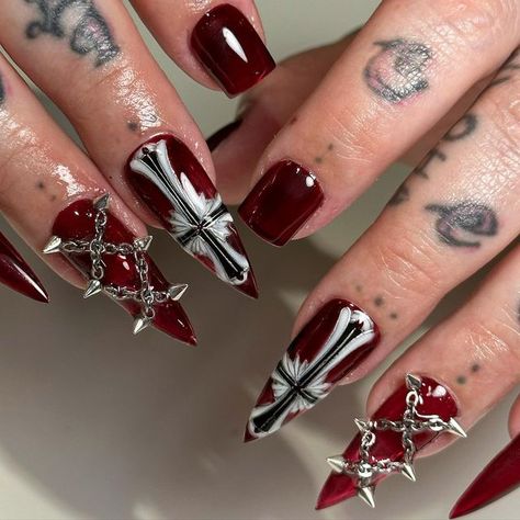 Nails With Spikes Studs, Gothic Nails With Charms, Nails With Chain, Nails With Chains, Chain Nails, Concert Nails, Punk Nails, Sassy Nails, Fantasy Nails