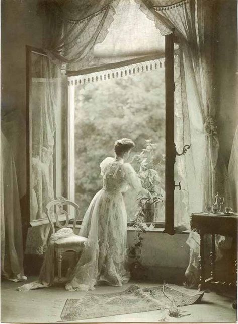 Keep Your Home Cool In The Summer Heat – Edwardian Decor Ideas Lily Elsie, Vintage Foto's, Portrait Vintage, Old Photography, Looking Out The Window, Cat Air, Old Photographs, Photo Vintage, Old Fashion