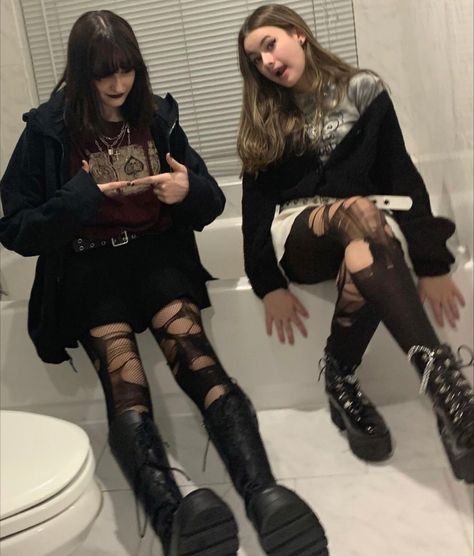 Alternative Best Friends, Goth And Pink Friends, Cute And Goth Friends, Goth Friends Aesthetic, Kawaii And Goth Friends, Gothic Fits, Outfits Alt, Outfits Goth, Ripped Tights