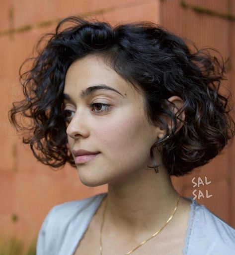 Jaw-Length Curly Messy Bob #shortcurlyhair Kręcony Bob, Brunette Bob, Bob Haircut Curly, Wavy Bob Hairstyles, Short Curly Haircuts, Short Curly Bob, Naturally Curly Bob, Curly Bob Hairstyles, Dirty Dancing