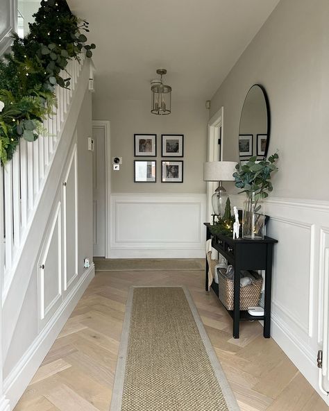 35 Elegant And Luxurious Hallway Runners Ideas You Should See Bungalow Hallway Ideas, Bungalow Hallway, Hall Stairs And Landing Decor, Hallway Runners Ideas, Luxurious Hallway, Hall Ways Ideas, Cottage Hallway, Stairs And Hallway Ideas, Landing Stairs