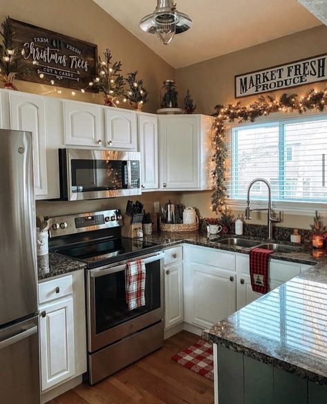 Ki5chen Ideas, Tiny Kitchen Christmas Decor, Rustic Farmhouse Dining Room Decor, Foursquare House, Fall Kitchen Decor Ideas, Beauty Bar Salon, Pop Up Vendor, Pop Up Vendor Booth, Kitchen Facelift