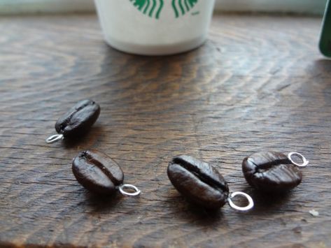 Příjemná vůně kávových zrn vás může provázet po celý den. Vyrobte si stylové náušnice! Coffee Bean Jewelry Diy, Coffee Bean Art Crafts, Coffee Beans Crafts, Coffee Bean Crafts Diy Projects, Crafts With Coffee Beans, Coffee Crafts Diy, Coffee Bean Crafts, Bean Crafts, Coffee Resin