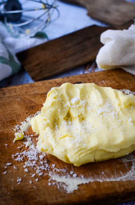 putting salt into the butter on board Homemade Butter Aesthetic, Homemade Salted Butter, Hot Pocket Recipes, Pockets Recipe, Butter Recipes Homemade, Cultured Butter, Olive Oil Butter, Tangy Bbq Sauce, Making Butter