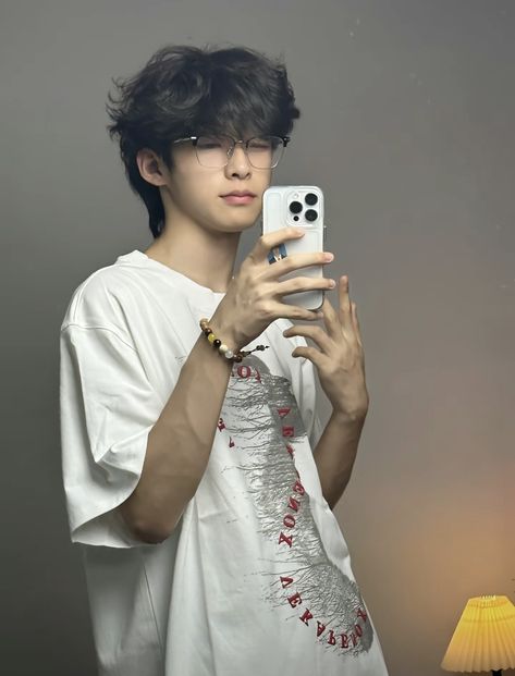 xiaohongshu boy Curly Asian Hair Men, Chinese Men Hairstyle, Masc Hair, Curly Asian Hair, Korean Boy Hairstyle, Boy Hairstyle, Guy Selfies, Brown Hair Men, Short Hair Tomboy