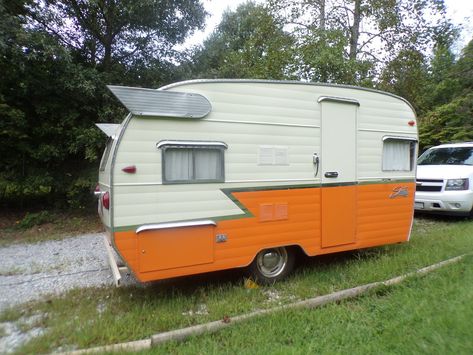 1959 Shasta Airflyte Shasta Loflyte, Shasta Airflyte, Vintage Glamping, Travel Trailer Accessories, Camping Trailer For Sale, Camping Fridge, Dream Camper, Shasta Trailer, Shasta Camper