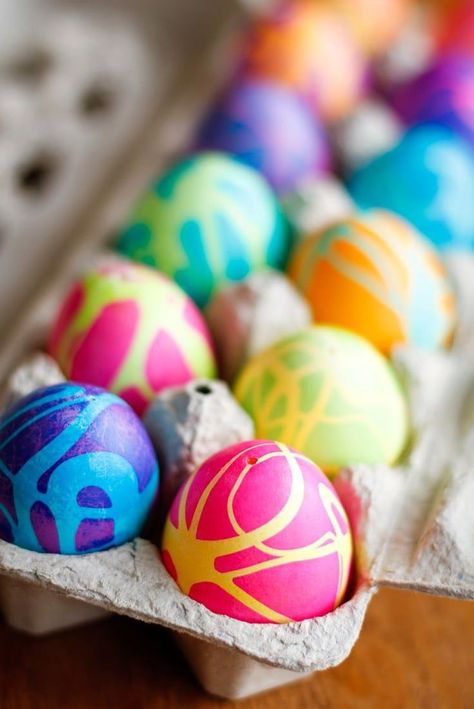 9 Fun & Easy Ways to Decorate Easter Eggs with Kids Diy Easter Eggs Dye, Cool Easter Eggs, Unique Easter Eggs, Easter Eggs Kids, Creative Easter Eggs, Easter Crafts For Adults, Rubber Cement, Easter Egg Dye, Easter Egg Designs