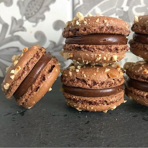 Hazelnut Macarons, Nutella Macarons, Macarons Chocolate, French Macaroon Recipes, Nutella Ganache, Nutella Recipes Easy, Macaron Filling, Chocolate Ganache Recipe, Macaron Flavors