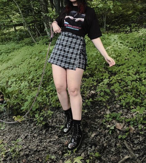 Plaid Skort Outfit, Skorts Skirts Outfit, Plaid Skirt Outfit Summer, Outfits Goth, 70’s Outfit, Skort Outfit, Skirt Outfit Summer, Plaid Skirt Outfit, Plaid Skort