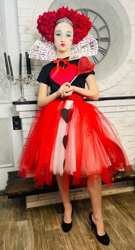 Easy Queen Of Hearts Costume, Red Queen Costume, Queen Of Hearts Halloween Costume, Queen Of Hearts Halloween, Queen Of Hearts Card, Card Costume, World Book Day Costumes, Diy Costumes Women, Queen Of Hearts Costume