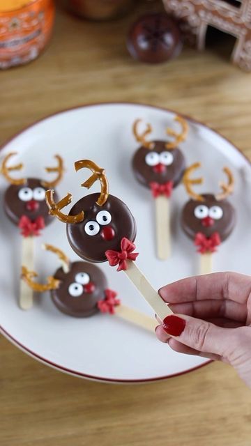 Reindeer Pops, How To Make Pretzels, Double Stuffed Oreos, Easy Treats To Make, Chocolate Melting Wafers, Easy Christmas Treats, Ghirardelli Chocolate, Dipped Cookies, Oreo Pops