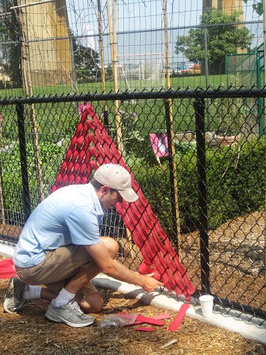 Weaving Triangles, Fence Weaving, Decorative Garden Fencing, Diy Fence, Fence Art, School Playground, Outdoor Classroom, School Garden, Chain Link Fence