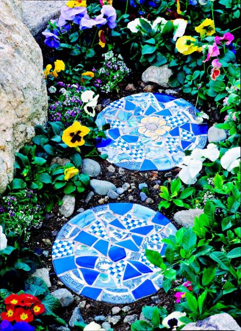 Add color to your landscape with easy-to-make stepping-stones you decorate with mosaics. Use the same technique for other mosaic garden projects. Diy Mosaic Garden, Decorative Stepping Stones, Easy Mosaic, Stepping Stones Diy, Mosaic Stepping Stones, Garden Stepping Stones, Concrete Garden, Have Inspiration, Mosaic Decor