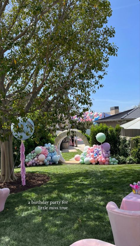 Birthday decorations celebration Celebrity Kids Birthday Party, Mansion Backyard, Pastel Decorations, Party In The Garden, Khloe Kardashian House, True Thompson, Khloe Kardashian Tristan Thompson, Khloe K, Candy Land Birthday Party