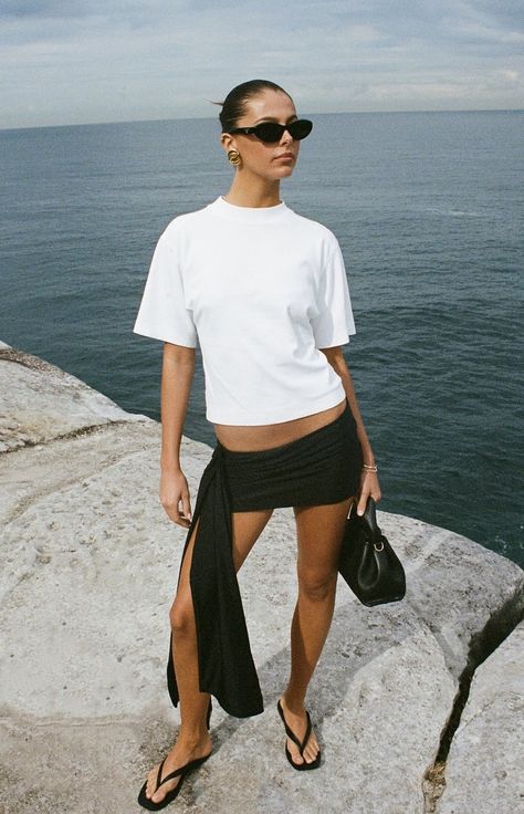 Spring Break Outfit Mexico, Tulum Mexico Aesthetic Outfit, Cool Vacation Outfits, Beach Vacation Aesthetic Outfits, Maldives Aesthetic Outfits, Beach Vacation Fits, Streetstyle Summer 2024, Holiday Outfit Aesthetic, Vacation Outfits Simple