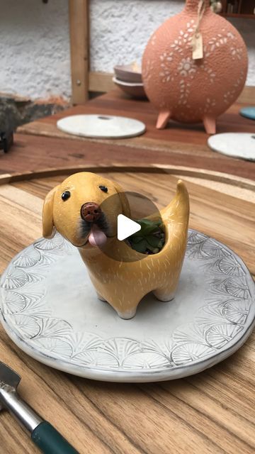 MALALI-CERÁMICA HECHA A MANO-MACETAS ARTESANALES on Instagram: "No hay mejor forma de retratar a una mascota.  Nos encanta poder inmortalizar a los mejores amigos del mundo. #macetas #pot #perro #bestfriends #arcilla #claypot #clay #pottery #handmade #hechoamanoconamor #hechoamanoecuador🇪🇨 #ecuador🇪🇨 #quito #laflorestaquito @delaflorestauio" Pottery Handmade, Quito, Clay Pottery, Ecuador, Ceramics, On Instagram, Instagram