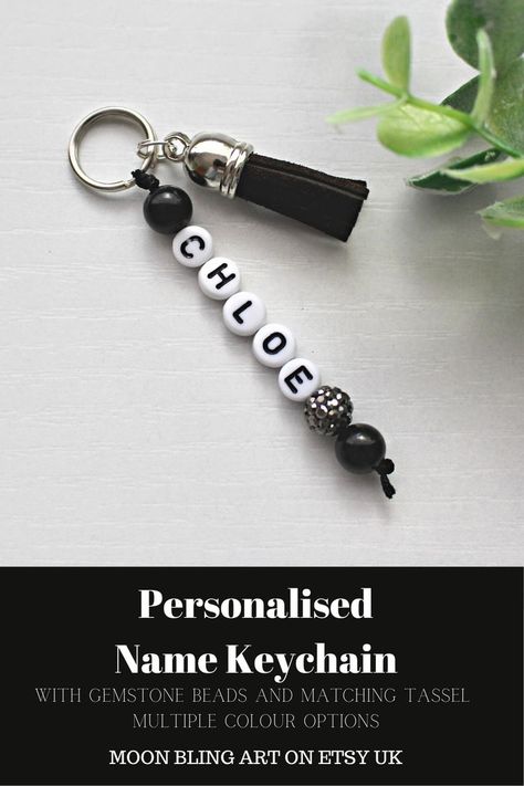 Keychain Beads Ideas, Beads Keychain Ideas, Personalised Keychain, Diy Crafts Keychain, Friendship Keychains, Diy Keyring, Keychain Beaded, Jewels Diy, Sac Diy