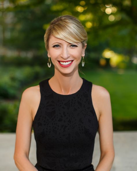 I Don’t Deserve to be Here: Presence and the Impostor Syndrome - Lean In Power Poses For Women, Lady Scientist, Amy Cuddy, Confident Lady, Power Poses, Poses For Women, Confident Women Quotes, Health Podcast, Harvard Business