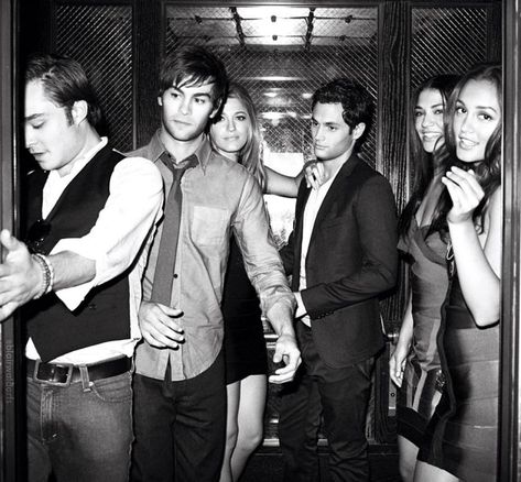 Gossip Girl Cast, Estilo Blair Waldorf, Dan Humphrey, Blair And Serena, Stile Blair Waldorf, Gossip Girl Aesthetic, Nate Archibald, Serena Van Der, Gossip Girls