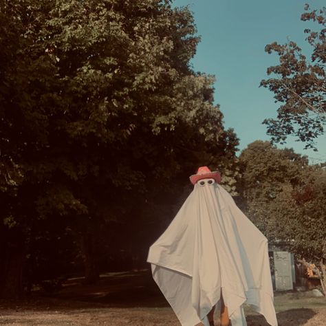 Cowgirl Ghost Photoshoot, Cowboy Ghost Photoshoot, Cowboy Ghost Costume, Aesthetic Ghost Costume, Ghost Costume Aesthetic, Ghost Photoshoot Aesthetic, Halloween Aestethic, Preppy Ghost, Ghost Photoshoot Ideas