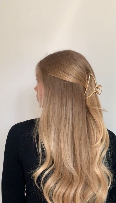 Honey Blonde Hair, Blonde Hair Inspiration, Blonde Hair Looks, Hair Stylies, Long Blonde, Long Blonde Hair, Hair Inspo Color, Aesthetic Hair, Blonde Hair Color