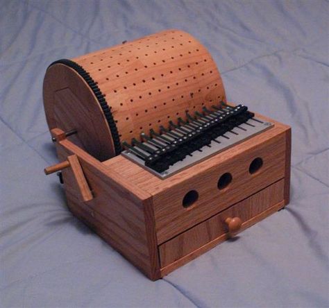 DIY programmable music box- uses a wooden drum with holes for pegs, pegs can be placed in any pattern to create any tune Secret Furniture, Mechanical Music, Diy Music Box, Music Machine, Wooden Music Box, Metal Drum, Mechanical Art, Kids Blocks, Musical Box